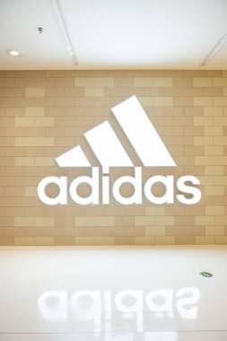 ZHONGSHAN GUANGDONG Çin - 22 Haziran 2023: Dikey kompozisyondaki bir alışveriş merkezinde büyük Adidas logosu.