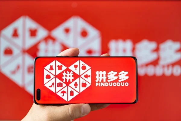 Zhongshan Κίνα Ιουνίου 2023Man Κρατώντας Ένα Κινητό Λογότυπο Pinduoduo Οριζόντια — Φωτογραφία Αρχείου