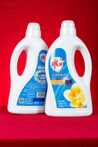 Zhongshan China Abril 2023 Botellas Suavizante Tela Sobre Fondo Rojo — Foto de Stock
