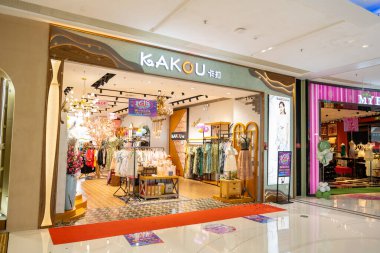 ZHONGSHAN GUANGDONG Çin - 22 Haziran 2023: Kakou bir alışveriş merkezindeki giyim mağazası.