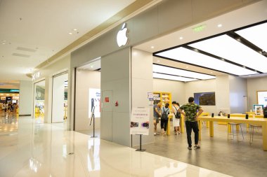 ZHONGSHAN GUANGDONG Çin - 22 Haziran 2023: Yatay kompozisyonda bir alışveriş merkezinde elma.