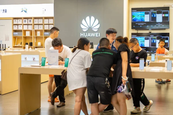 Zhongshan Guangdong Kina Juni 2023 Människor Huawei Butik Ett Köpcentrum — Stockfoto