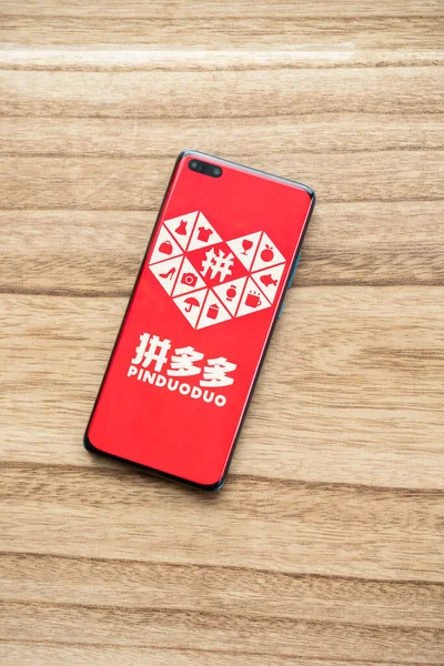 Чжоншань Китай Июня 2023 Мобильный Телефон Логотипом Pinduoduo Вертикальной Композиции — стоковое фото