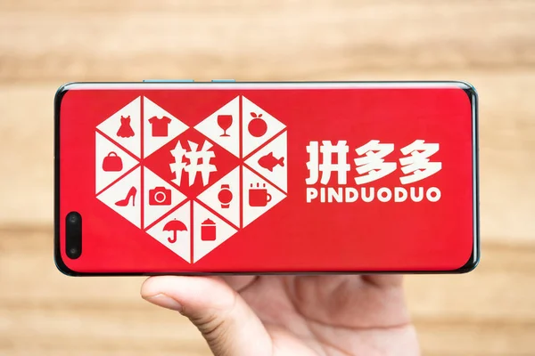Чжоншань Китай Июня 2023 Человек Держит Мобильный Телефон Логотипом Pinduoduo — стоковое фото