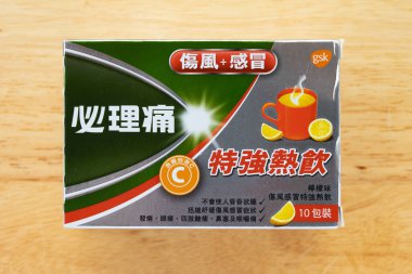 ZhongShan Çin - 15 Mayıs 2023: Çin versiyonu Panadol nezlesi ve yatay kompozisyonda ahşap arka planda grip ilacı.