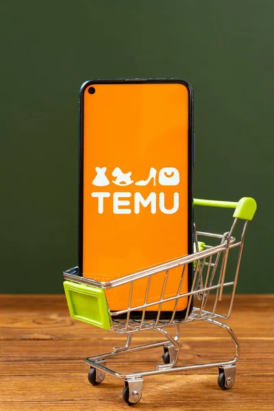 Чжонгшан Китай Июня 2023 Мобильный Телефон Логотипом Temu Корзине Модели — стоковое фото