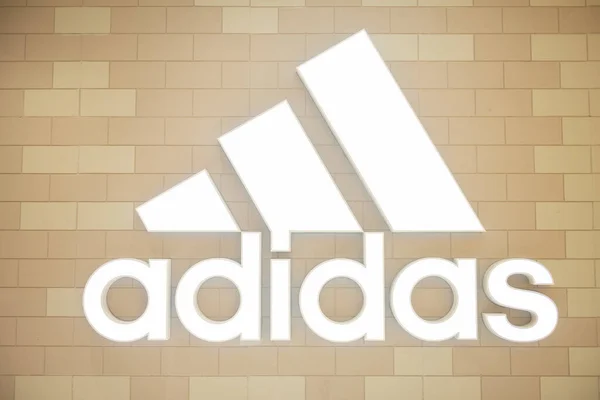 Zhongshan Guangdong Kina Juni 2023 Stora Adidas Logotyp Ett Köpcentrum — Stockfoto