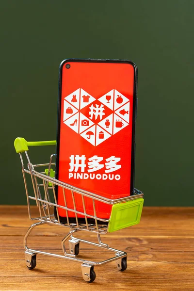 Чжоншань Китай Июня 2023 Мобильный Телефон Логотипом Pinduoduo Корзине Модели — стоковое фото