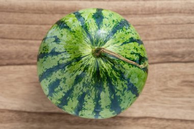 Tahta arka planda taze karpuz.