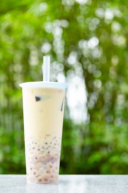 Açık havada bir fincan çimen jölesi dikey kompozisyonda