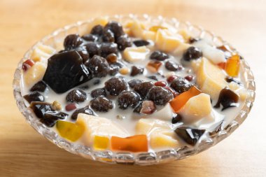 yatay kompozisyonda ahşap bir arka planda çim jölesi açı kasesi