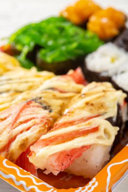 Açısal görünüm taze suşi dikey bileşimlerde yakın çekim