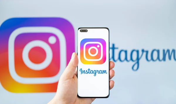 ZHONGSHAN Çin-6 Temmuz 2023: Instagram logosu yatay kompozisyonda el ele tutuşma.