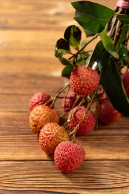 Dikey bileşikte bir grup taze liçi açısı