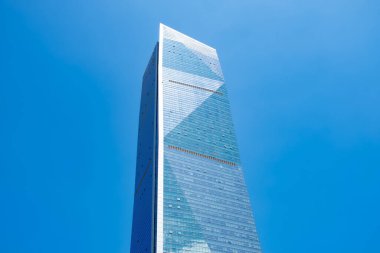 Mavi gökyüzü yatay bileşimi altında ticari bir bina