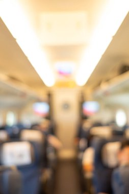 arkaplanda dikey olarak odaklanmamış yüksek hızlı tren