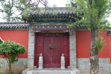 Geleneksel Çin tapınağı yatay kompozisyonunun kapısı