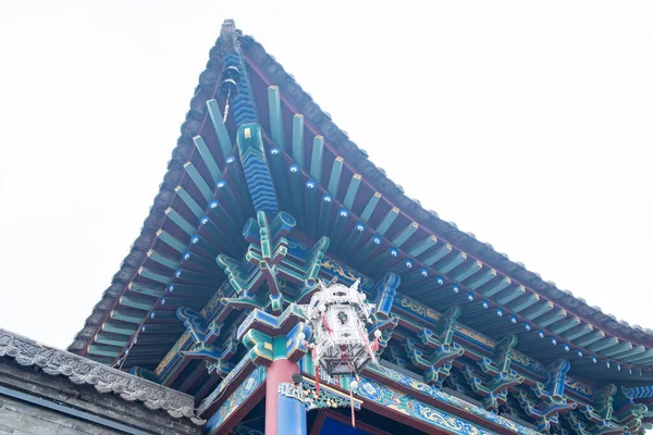 中国传统庙宇屋顶的一角 有灯笼 — 图库照片