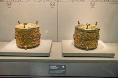 Taiyuan Shanxi Çin - 29 Temmuz 2023: Shanxi Müzesi 'nde bir yabancının altın bronz şarap kadehleri.