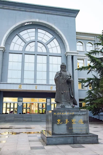 台北山西中国 7月28日2023 台北工科大学の孔子像と図書館 — ストック写真