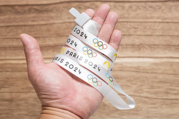Zhongshan 中国8月 2023 パリオリンピック2024ロゴで印刷されたストラップで包まれたドイツの手 — ストック写真
