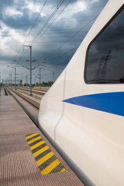 Dikey bileşikte yüksek hızlı tren lokomotifi