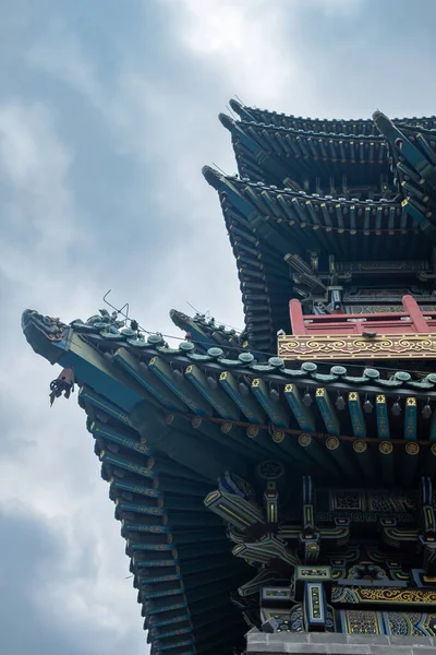 中国传统庙宇的墙角 垂直组成 — 图库照片