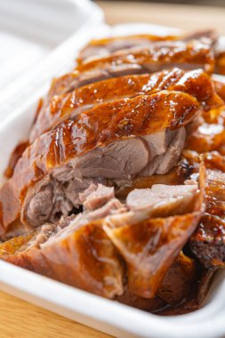 Yanmış kaz dikey bileşiminin açılı görünüm kutusu