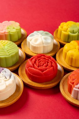 açı görünümü modayı değiştiren farklı çiçekler kırmızı dikey bileşim üzerinde ay çörekleri şekillendirir