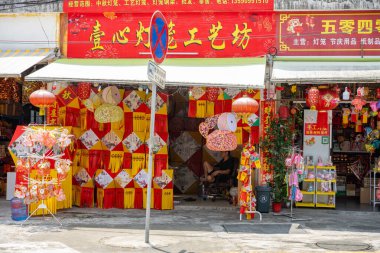 ZHONGSHAN GUANGDONG ÇİN - SEP 5, 2023: mağaza Çin Sonbahar Festivali için farklı fenerler satmaktadır. SEP 29, 2023 'ün Sonbahar Festivali..
