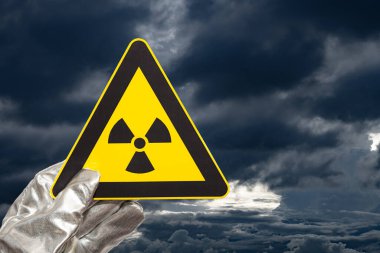 Kara ve ağır bulutlu nükleer radyasyon uyarısı