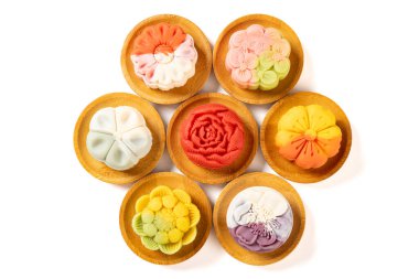 Üst görünüm farklı çiçekler beyaz yatay kompozisyonda ay çörekleri şekillendirir