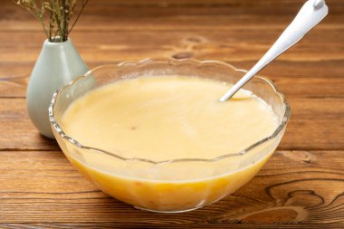 Mango pomelo sago tatlısı yatay kompozisyonda
