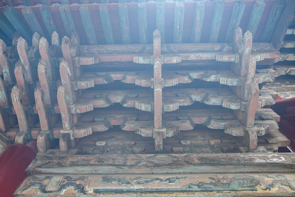 中国传统风格庙宇的木制屋顶结构 — 图库照片