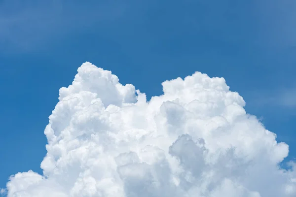 Piękne Błękitne Niebo Białymi Chmurami Pozycji Poziomej Rano Obrazek Stockowy