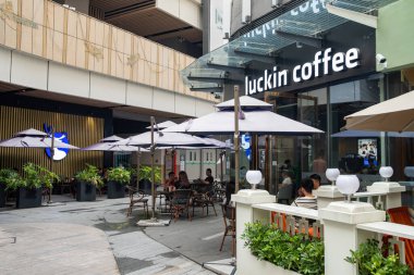 QingYuan GuangDong Çin-26 Ağustos 2023: Luckin Coffee alışveriş merkezinde perakende satış mağazası.