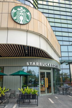 QingYuan GuangDong Çin-26 Ağustos 2023: Starbucks 'ta bir alışveriş merkezinin dikey kompozisyonunda kahve perakendecisi.