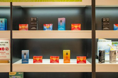 QingYuan GuangDong Çin-26 Ağustos 2023: Alışveriş merkezinde elektronik sigara.