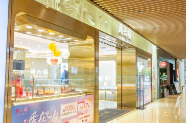 QingYuan GuangDong Çin-26 Ağustos 2023: Bir alışveriş merkezinde Zhou liu fu perakende mağazası.