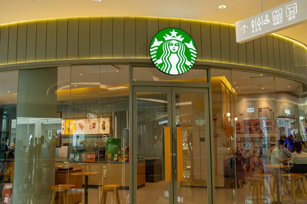 QingYuan GuangDong Çin-26 Ağustos 2023: Bir alışveriş merkezinde Starbucks kahve perakendecisi.