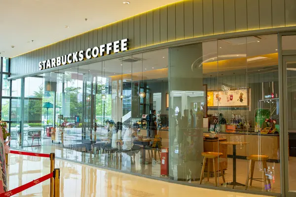 QingYuan GuangDong Çin-26 Ağustos 2023: Bir alışveriş merkezinde Starbucks kahve perakendecisi.