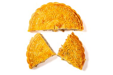 Çin 'in kırmızı çevirisi ile geleneksel Çin ay çöreğinin büyük boyutunu kesen üst manzara aile birleşmesi.