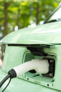Dikey olarak şarj edilen bir elektrikli araba