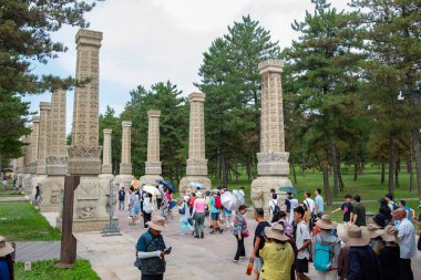 DaTong ShanXi Çin-Ağustos 12023: DaTong ShanXi 'de Yungang Grottoes' ta turistler.