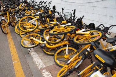 Taiyuan ShanXi Çin-5 Ağustos 2023: MeiTuan sokakta gelişigüzel park edilmiş bisikletleri paylaşıyor.