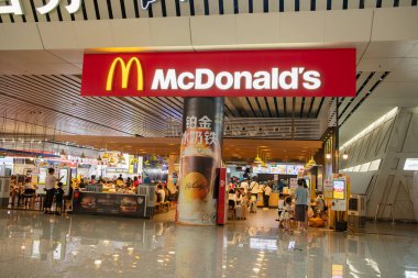 ZhengZhou HeNan Çin-6 Ağustos 2023: Zhengzhou Tren İstasyonu 'nda McDonald' s.