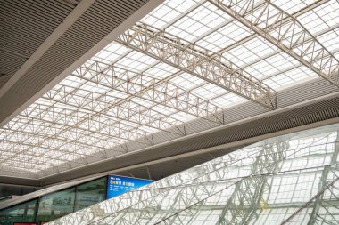 ZhengZhou HeNan Çin-6 Ağustos 2023: Zhengzhou Tren İstasyonu 'nun çatısının bir kısmı.