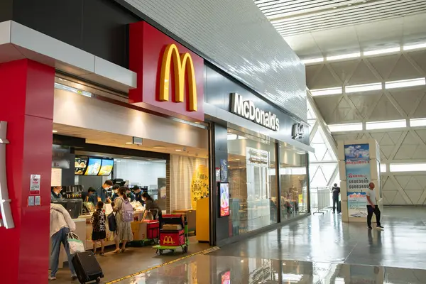 ZhengZhou HeNan Çin-6 Ağustos 2023: Zhengzhou Tren İstasyonu 'nda McDonald' s.