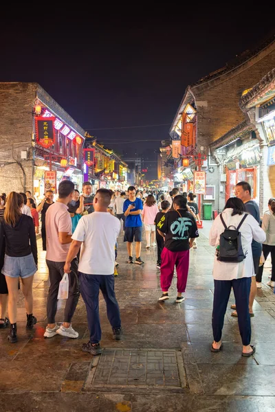 Taiyi Shanxi Китай Июля 2023 Люди Улице Большим Количеством Ресторанов — стоковое фото