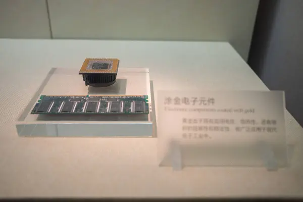 広州広東省中国 7月182023 広東博物館で金でコーティングされた電子部品 — ストック写真